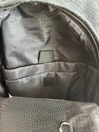 Mochila Guess Negra y Gris Estampada