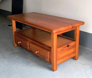 Mesa de centro de madera con cajones