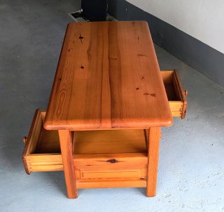 Mesa de centro de madera con cajones