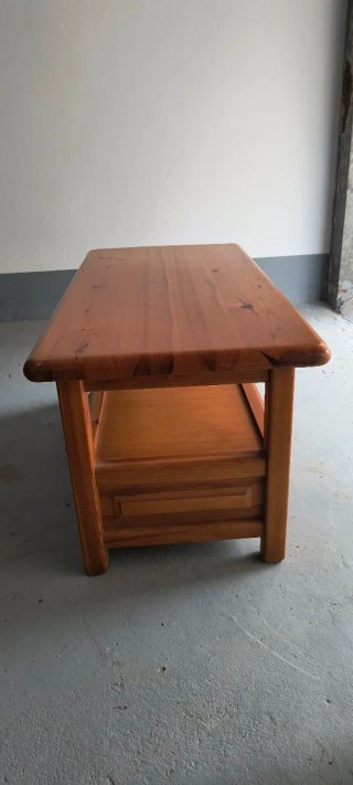 Mesa de centro de madera con cajones