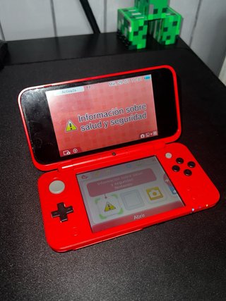 Nintendo 2DS XL Pokeball