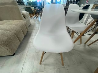 Mesa redonda cristal y 4 sillas madera