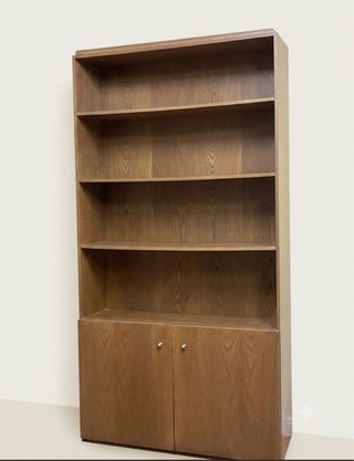 Estantería de madera con puertas