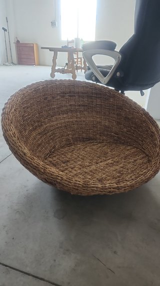 Silla de mimbre estilo cesta