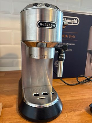 Cafetera DeLonghi Dedica Style + Caja
