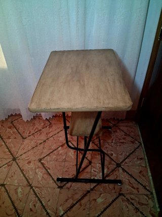 Antigua mesa televisión de madera restaurada
