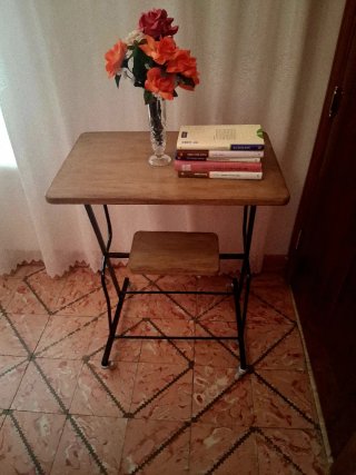 Antigua mesa televisión de madera restaurada