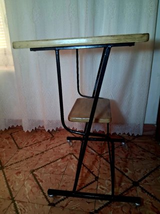 Antigua mesa televisión de madera restaurada