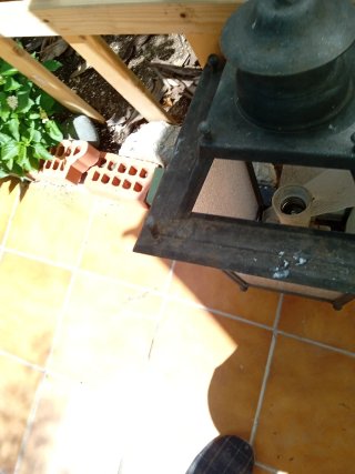 Farol de jardín metálico y metraquilato