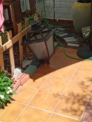 Farol de jardín metálico y metraquilato