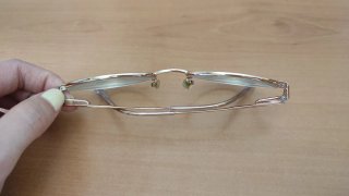 Montura de gafas dorada