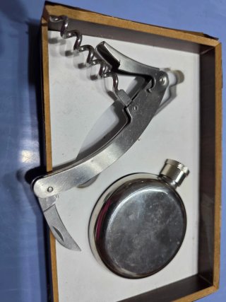 Estuche Petaca y Abridor