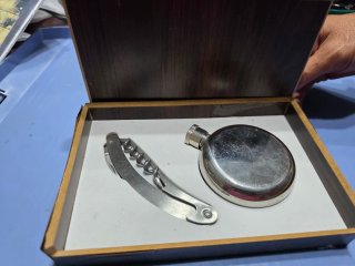 Estuche Petaca y Abridor