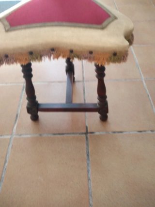 Silla antigua de madera y tela