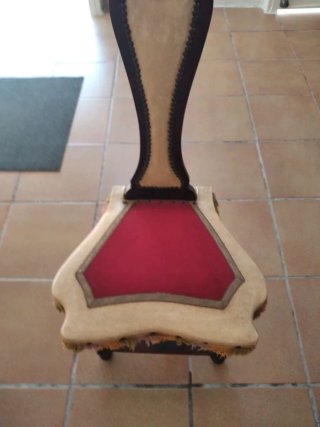 Silla antigua de madera y tela