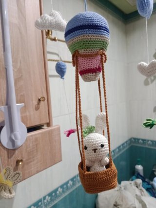 Móvil cuna crochet con música: conejito y globos
