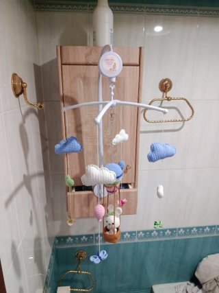 Móvil cuna crochet con música: conejito y globos