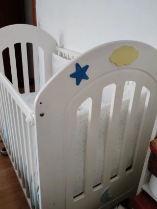 Cuna bebé blanca con estrellas y luna