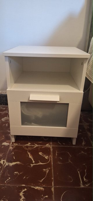 Mesita de noche blanca con cajón