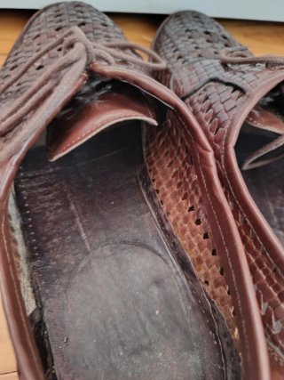 Scarpe eleganti in pelle intrecciata