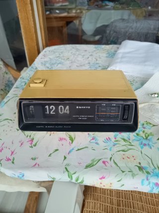 Radio despertador Vintage Sanyo RM 5021, de 1971
