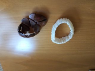 Pulseras estilo étnico:de madera y otra nacararada