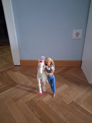 Barbie con caballo bailarín.