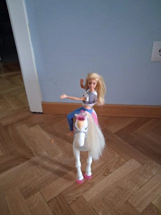Barbie con caballo bailarín.