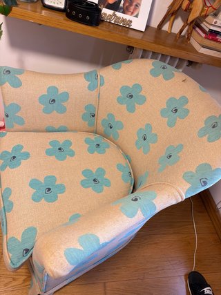 Sofá con estampado floral