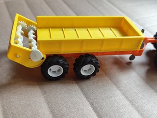 Tractor de juguete y remolque