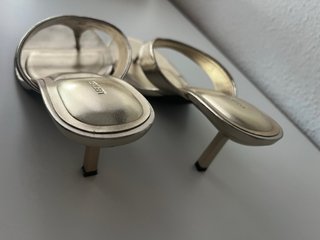 Sandalias de tacón doradas Lefties