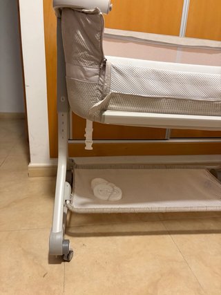 Cuna colecho bebé con ruedas y mecedora poco uso
