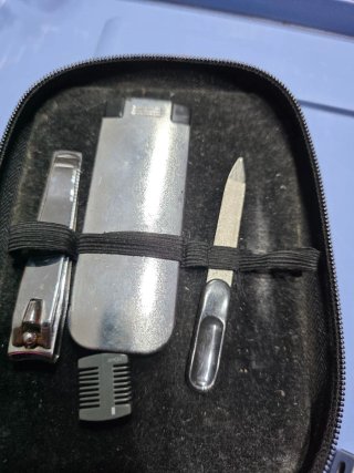 Estuche negro de piel