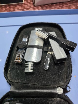 Estuche negro de piel