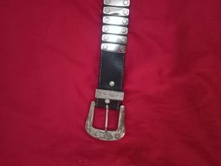 Cinturón de cuero con adornos plateados de 90 cm