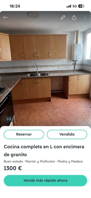 Cocina en L con encimera de mármol
