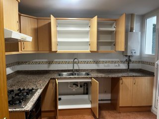 Cocina en L con encimera de mármol