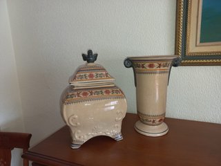 Jarrón y sopera de cerámica decorada
