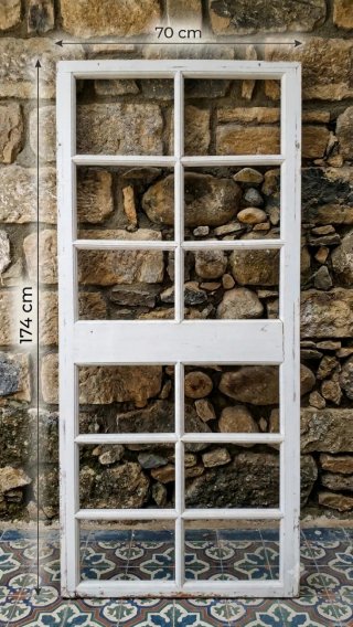 Ventana antigua de madera con 12 cristales