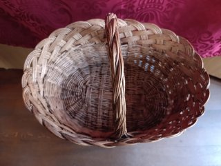 Cesta de mimbre tejida a mano