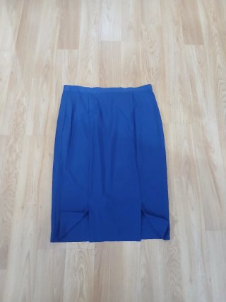 Falda azul por la rodilla