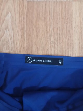 Falda azul por la rodilla