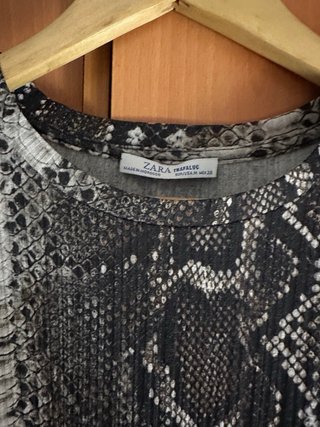 Camiseta Zara estampado serpiente
