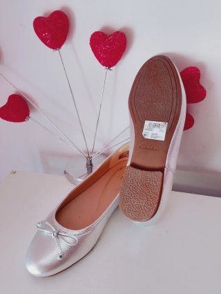 Zapatos planos Clarks plateados con lazo