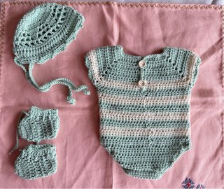 Conjunto pelele, gorro y patucos crochet