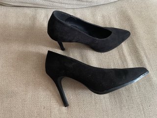 Tacones negros ante Talla 40