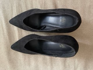 Tacones negros ante Talla 40