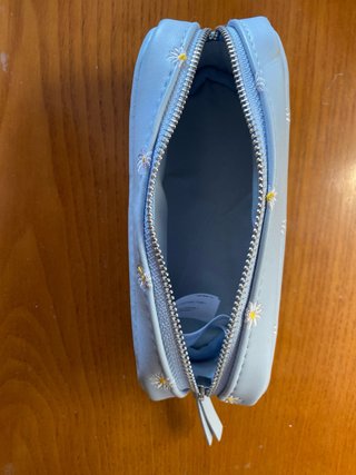 Estuche azul flores Stradivarius