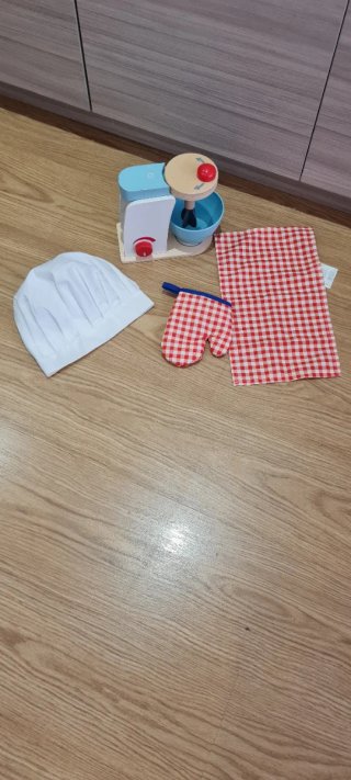 Amasadora de juguete con gorro, manopla y paño