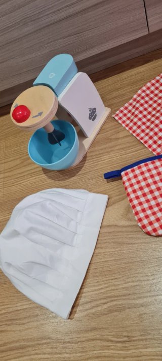 Amasadora de juguete con gorro, manopla y paño